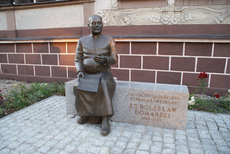 pomnik Księdza Bolesława Domańskiego w Złotowie