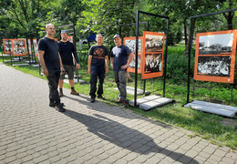  (photo)