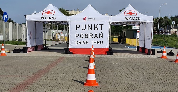 Badania w drive-thru w Pile dla mieszkańców powiatu złotowskiego  - zdjęcie