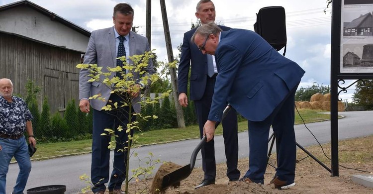 Dożynki Gminne oraz 600 lecie wsi Święta - zdjęcie